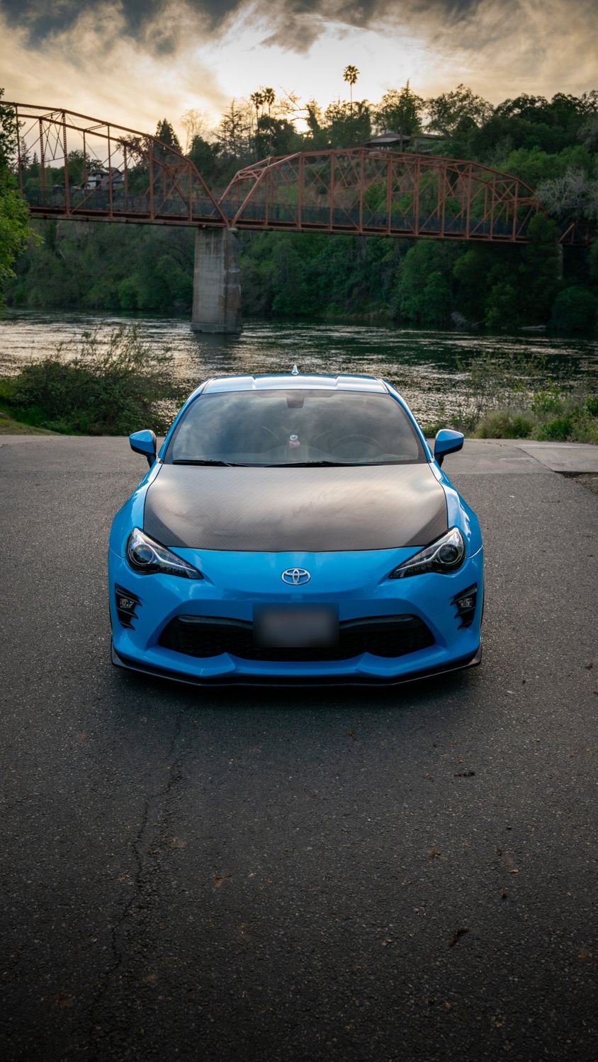 Front of a 2019 Toyota 86 wrapped in Aura Ultra Gloss Laguna Blue vinyl by Drift Wraps in Rancho Cordova by the Fair Oaks Bridge